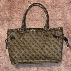 Guess tote